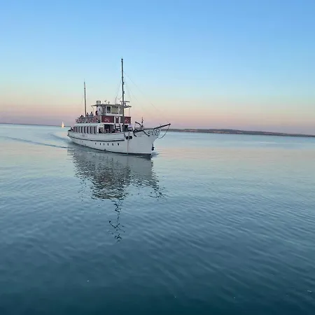 شقة Helikon Apartman