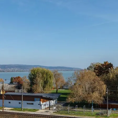 Helikon Apartman شقة