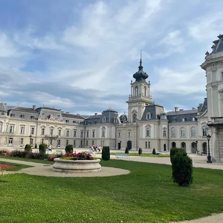 شقة Helikon Apartman