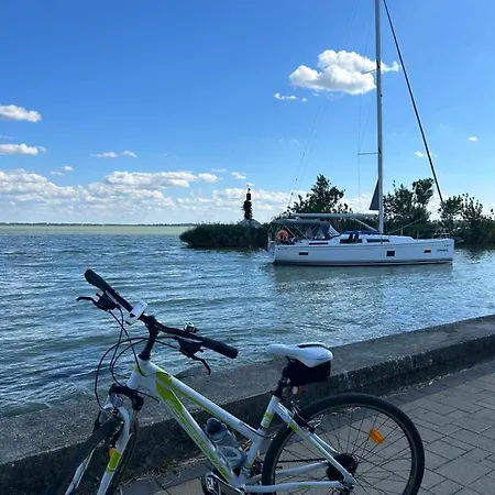 Helikon Apartman شقة *