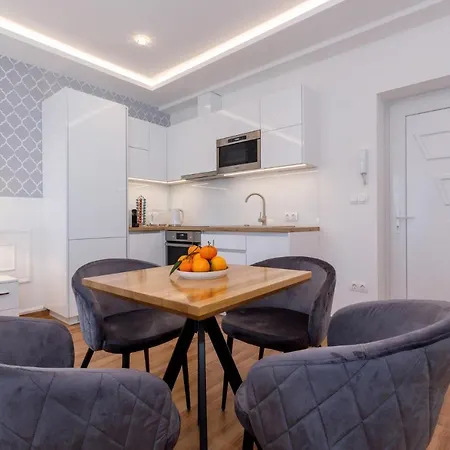 شقة Helikon Apartman